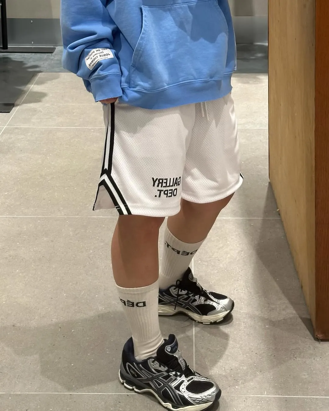 GALLERY DEPT. VENICE COURT SHORTS English mesh shorts Logo webbing wide-leg basketball shorts Black and white S-XL Original molding Loose wide-leg version American boys' first choice Breathable mesh fabric Superimposed soft material inside Comfortable and easy to match Custom-woven original consistent webbing/main mark/component wash mark Details are enlarged to follow